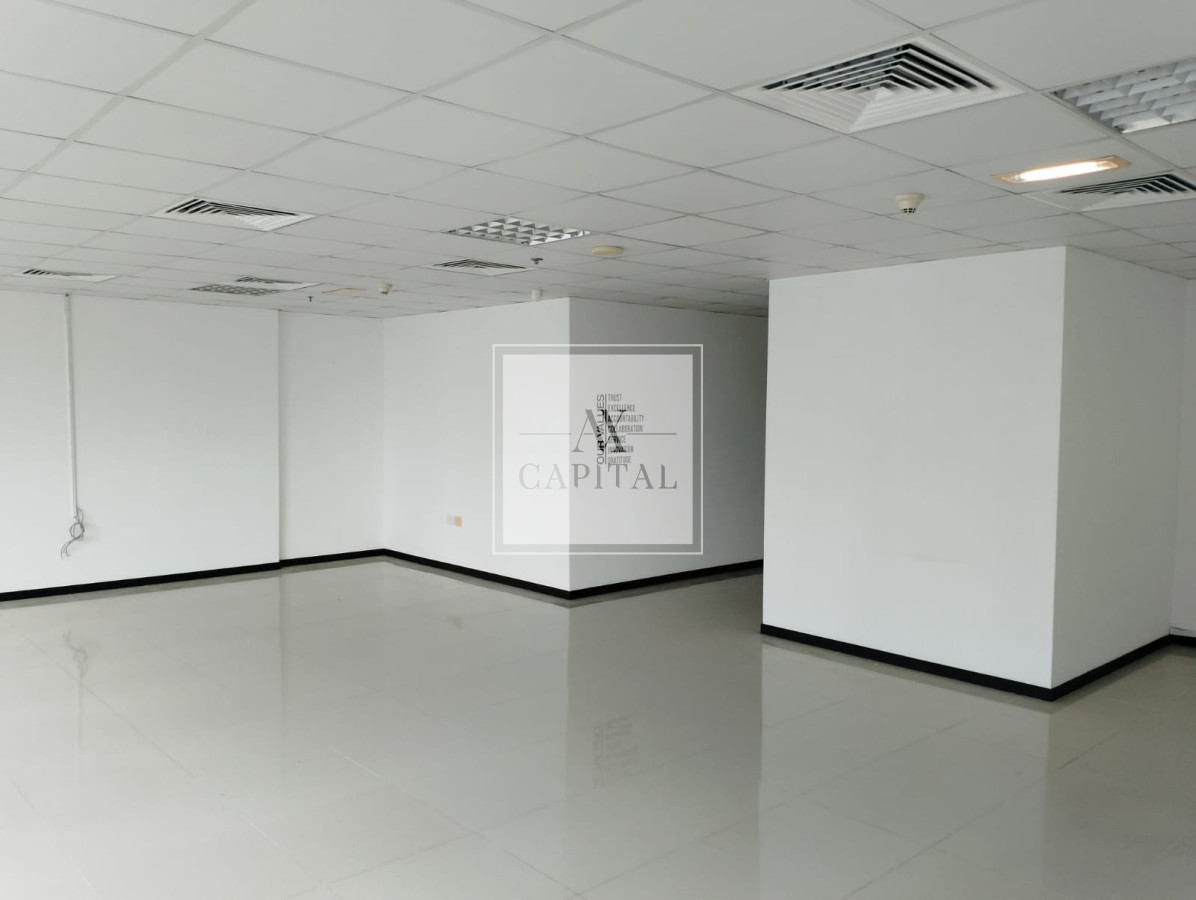 CANAL VIEW | BRIGHT WINDOWS | LESS TRAFFIC AREA